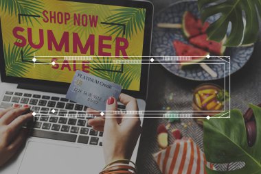 Dizüstü bilgisayarda yazan kadın klavyesi