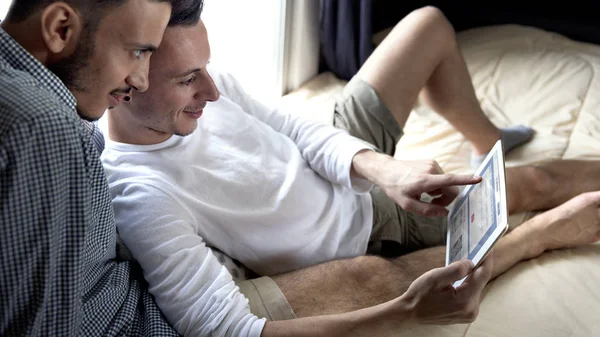 Gay Couple använda digitala surfplatta — Stockfoto