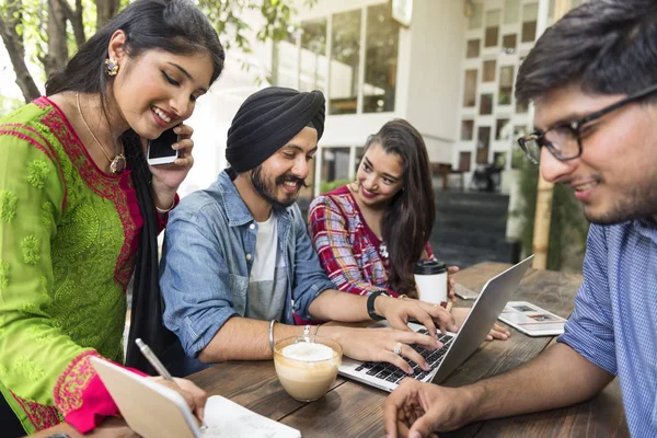 Estudiantes indios estudiando al aire libre — Foto de Stock