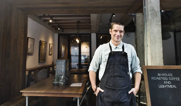 Hombre barista en delantal —  Fotos de Stock