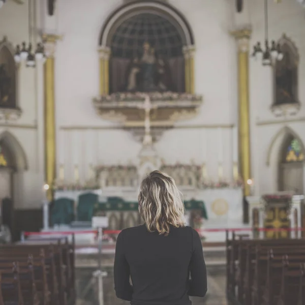 Kilisede duran kadın — Stok fotoğraf
