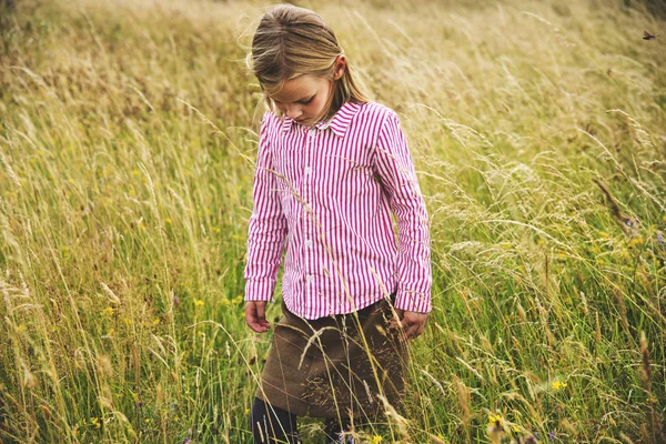 Κοριτσάκι στο χωράφι — Φωτογραφία Αρχείου