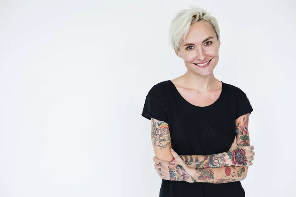 Ung tatuerade kvinna — Stockfoto