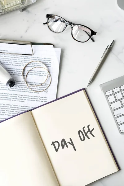 Mesa de trabajo con libro abierto —  Fotos de Stock