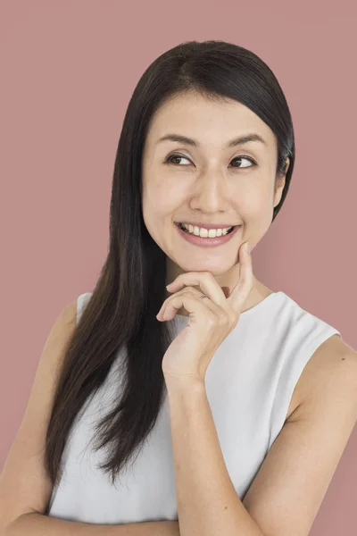 Aziatische vrouw houden vinger aan de kin — Stockfoto