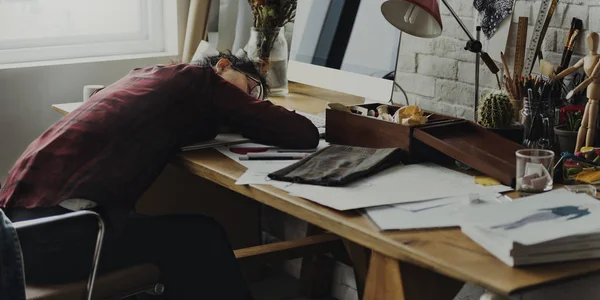 Designer de moda cansado na mesa do local de trabalho — Fotografia de Stock