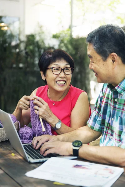 Старшая азиатская пара с ноутбуком — стоковое фото