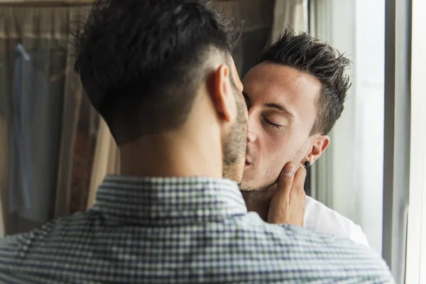 Gay casal beijos — Fotografia de Stock