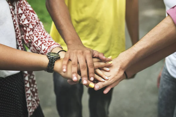 Menschen halten die Hände zusammen — Stockfoto