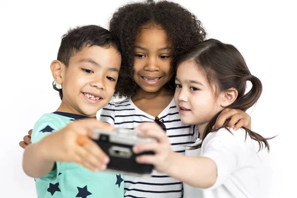 Pequeños niños haciendo selfies juntos — Foto de Stock