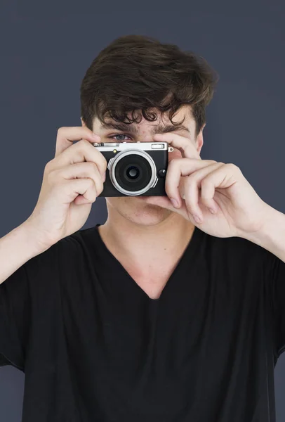 Homem tirando fotos na câmera — Fotografia de Stock