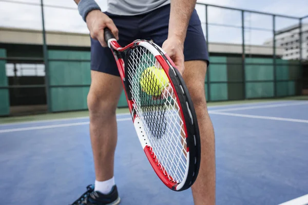 Άντρας που παίζει τένις — Φωτογραφία Αρχείου
