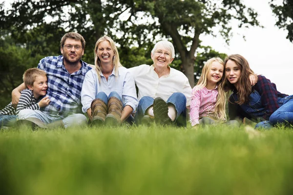 Família bonita ao ar livre — Fotografia de Stock