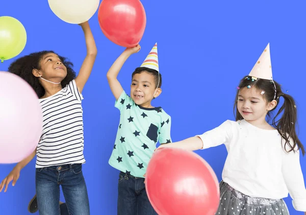 Niños pequeños celebrando vacaciones —  Fotos de Stock