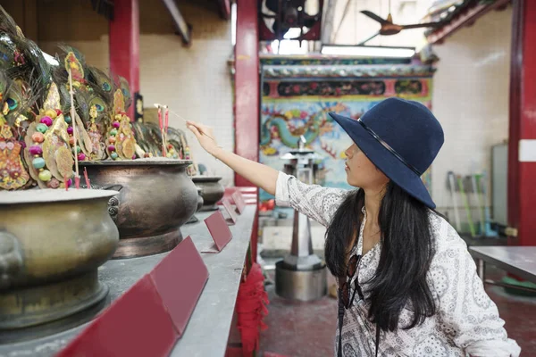 Mujer religiosa en sombrero —  Fotos de Stock