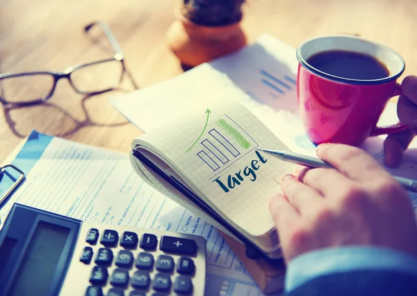 Man schrijft notities in notebook — Stockfoto