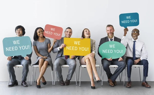 Business folk anläggning pratbubblor — Stockfoto