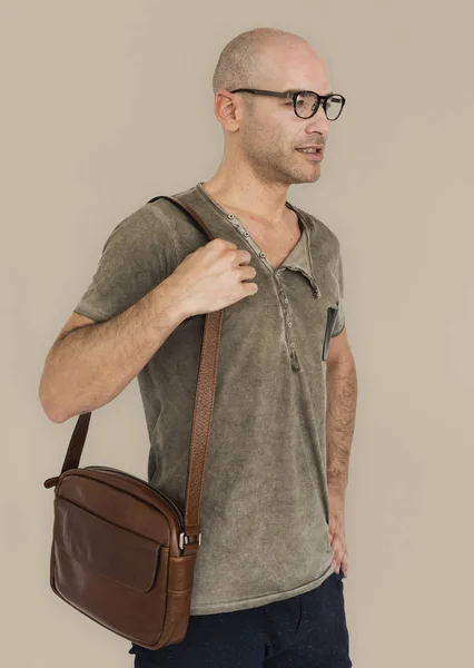 Homme tenant sac brun sur l'épaule — Photo
