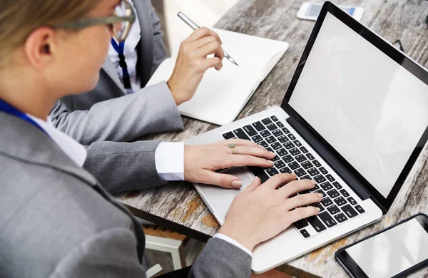 Gente de negocios usando laptop — Foto de Stock