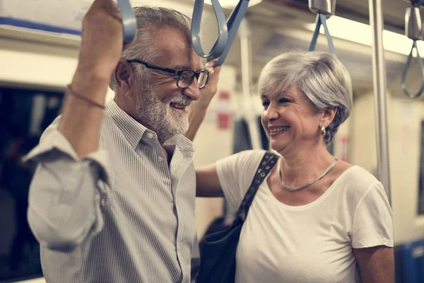 Casal de idosos no metrô — Fotografia de Stock