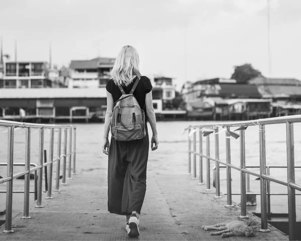 Kvinna resenären att utforska floden Dock — Stockfoto