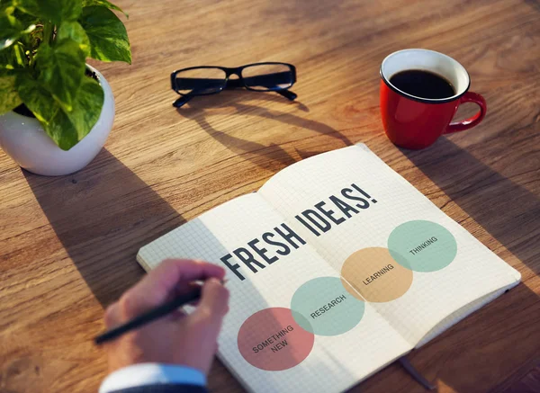 Persona escribiendo en el diario . — Foto de Stock