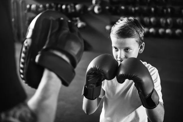 Chłopiec trenuje boks — Zdjęcie stockowe
