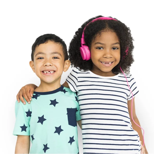 Niño y niña posando —  Fotos de Stock