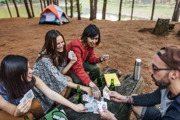 Amigos jugando a las cartas —  Fotos de Stock