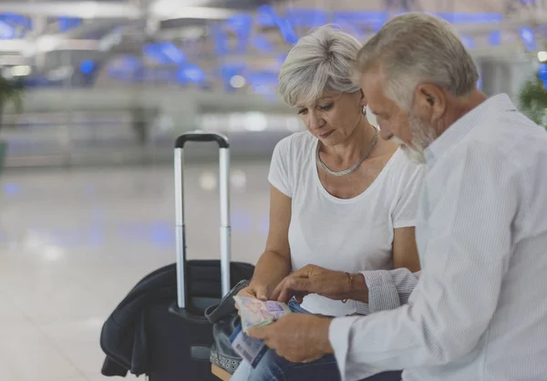 Couple assis dans le terminal de l'aéroport — Photo