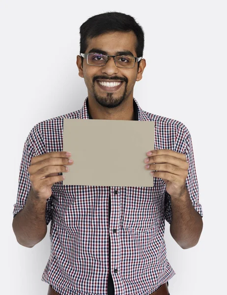Indiana homem segurando papel em branco — Fotografia de Stock