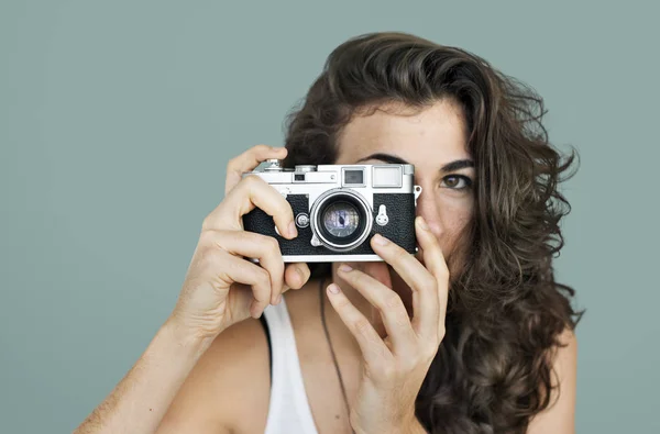 Fotógrafo sosteniendo cámara — Foto de Stock