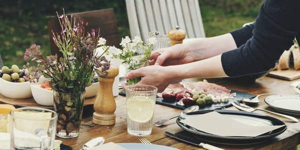 Mujer preparando mesa para la cena — Foto de Stock