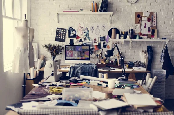 Lugar de trabajo en el estudio de moda — Foto de Stock