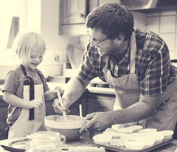 Padre e hijo horneando juntos — Foto de Stock