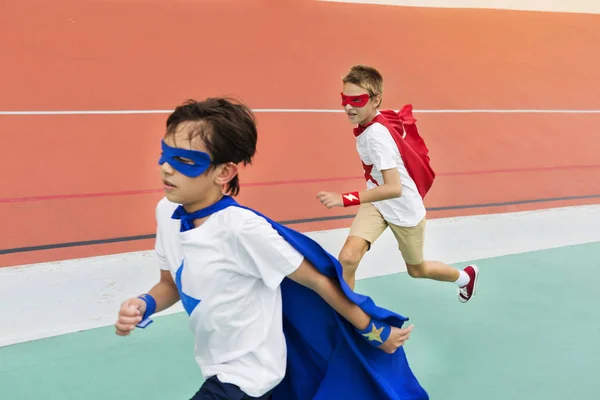 Niños con disfraces Superhéroes —  Fotos de Stock