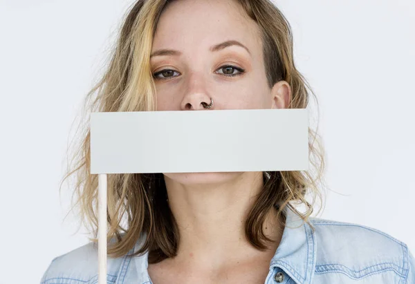 Kvinna täcka munnen med plakat — Stockfoto