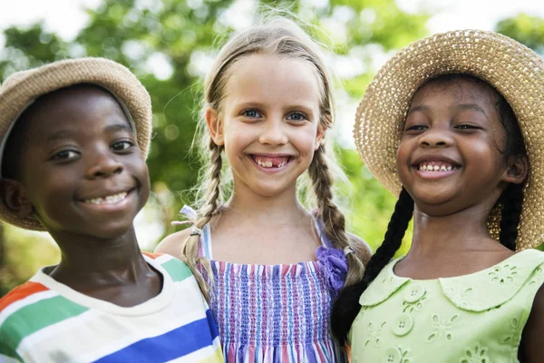 Multiethnische Kinder im Freien — Stockfoto