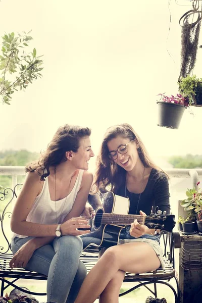 Pareja de lesbianas tocando en la guitarra —  Fotos de Stock