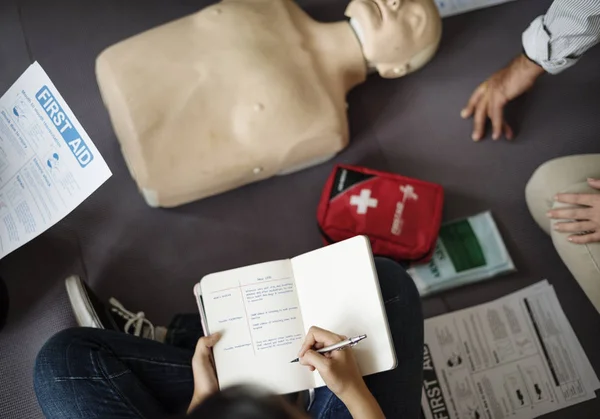 Lidé učení Cpr školení první pomoci — Stock fotografie