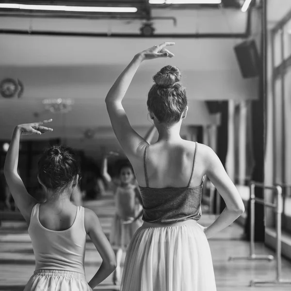 Entrenamiento de bailarines de ballet —  Fotos de Stock