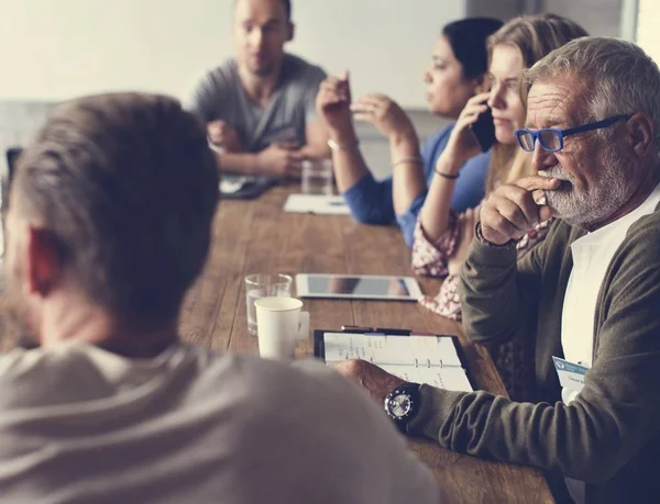 Gruppe von Diversity-Menschen bei Treffen — Stockfoto