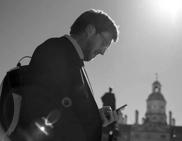 Hombre de negocios navegando móvil —  Fotos de Stock