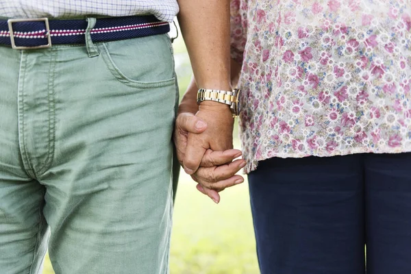 Cuplu ținându-se de mână — Fotografie, imagine de stoc