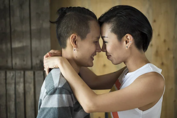 Lesbisches Paar verbringt Zeit miteinander — Stockfoto