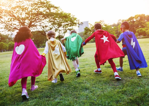 Copii în costume de supereroi în parc — Fotografie, imagine de stoc