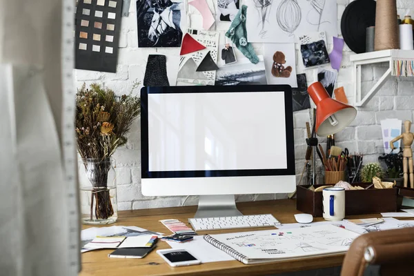 Lugar de trabajo en el estudio de moda —  Fotos de Stock