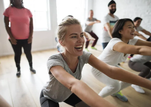 Diversidad Personas haciendo ejercicio — Foto de Stock