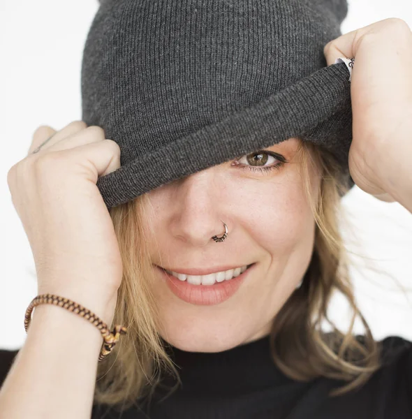 Mujer en el sombrero en el estudio — Foto de Stock