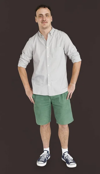 Мужчина в рубашке и шортах — стоковое фото